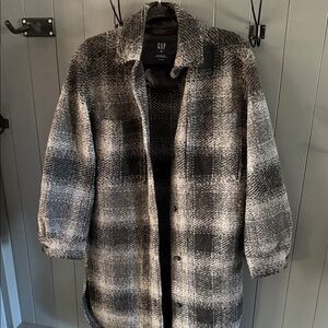 GAP Women’s Shacket Black and Gray Checkered Shirt Jacket